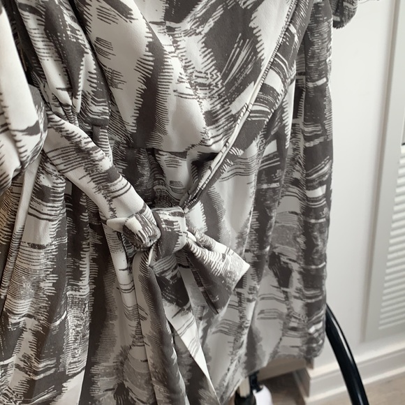 ✅ $10 ADD-ON ONLY ✅ Cold Shoulder Grey+ White belted summer dress ✅ $10 ADD-ON - Picture 7 of 12